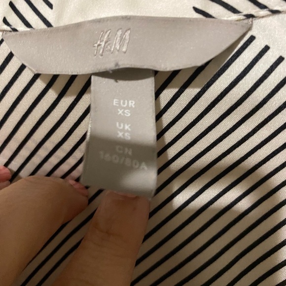 Set of two Button-Up Shirt H and  M, and Worth - Picture 15 of 16